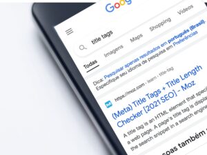 Imagem de um celular exibindo uma busca de "title tags". Nos resultados das buscas, aparecem os links das principais páginas para o assunto.